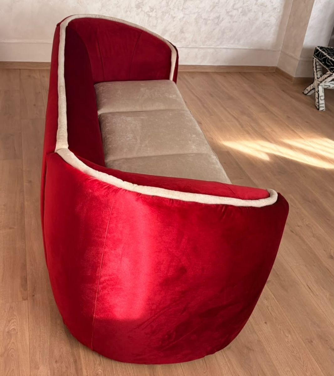 Canapea rotundă Art Deco din catifea cu 3 locuri Canapea rotundă Art Deco din catifea cu 3 locuri