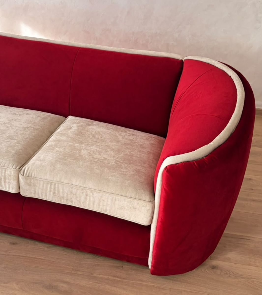 Canapea rotundă Art Deco din catifea cu 3 locuri Canapea rotundă Art Deco din catifea cu 3 locuri