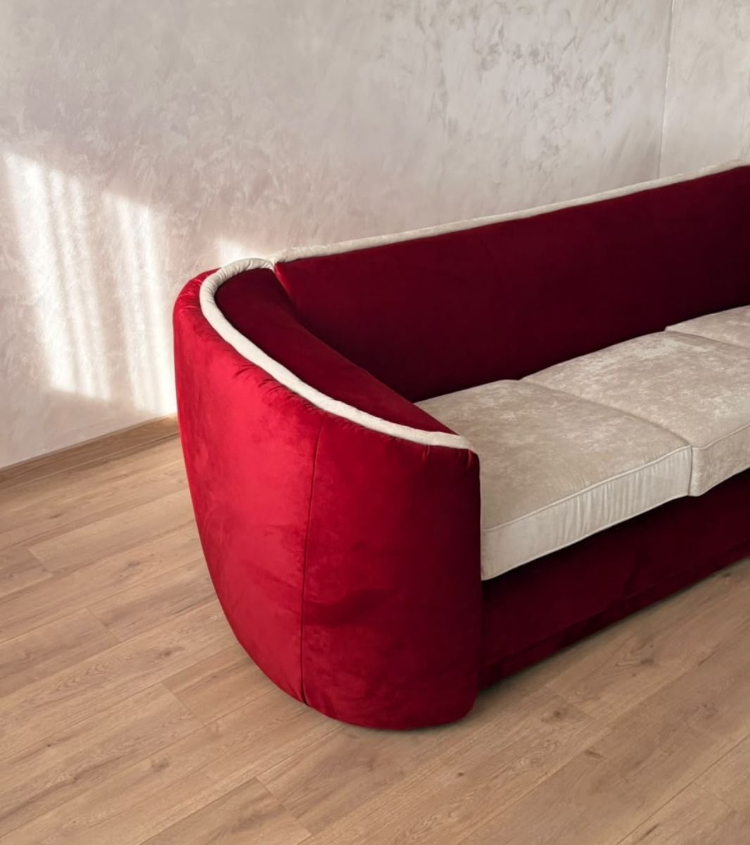 Canapea rotundă Art Deco din catifea cu 3 locuri Canapea rotundă Art Deco din catifea cu 3 locuri