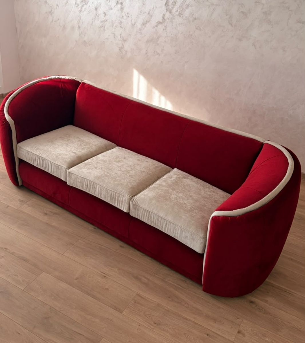 Canapea rotundă Art Deco din catifea cu 3 locuri Canapea rotundă Art Deco din catifea cu 3 locuri